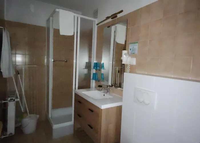 מלון דירות Queen Lisbeth Street 3*